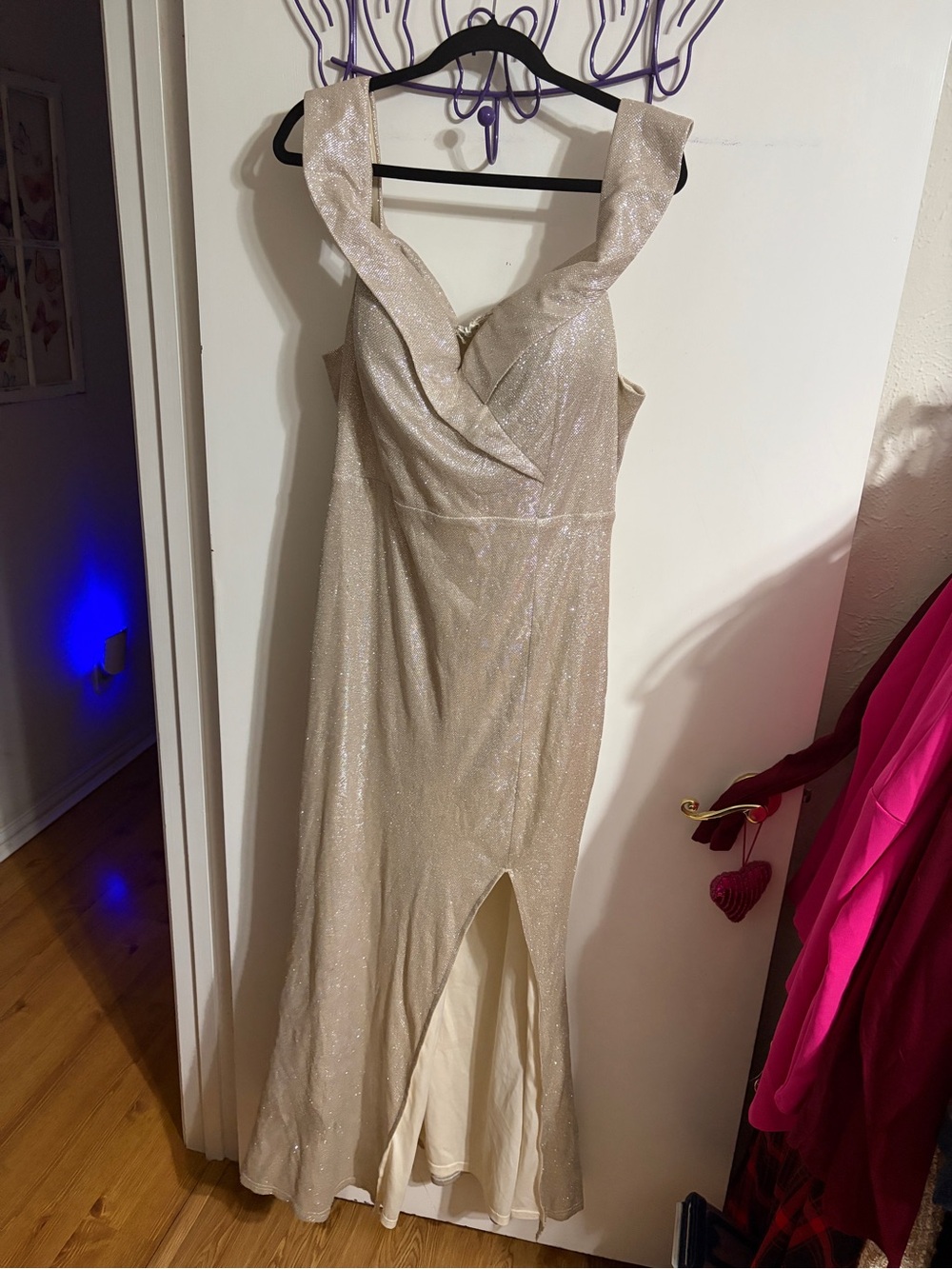 🥳 1X Shimmery Glitter Champagne Prom Gown with V-Neck and Front Slit